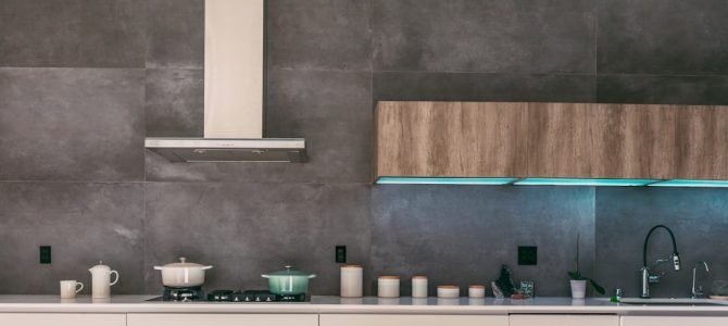 Inspiratie voor keukens met lichte tinten en moderne ontwerpen