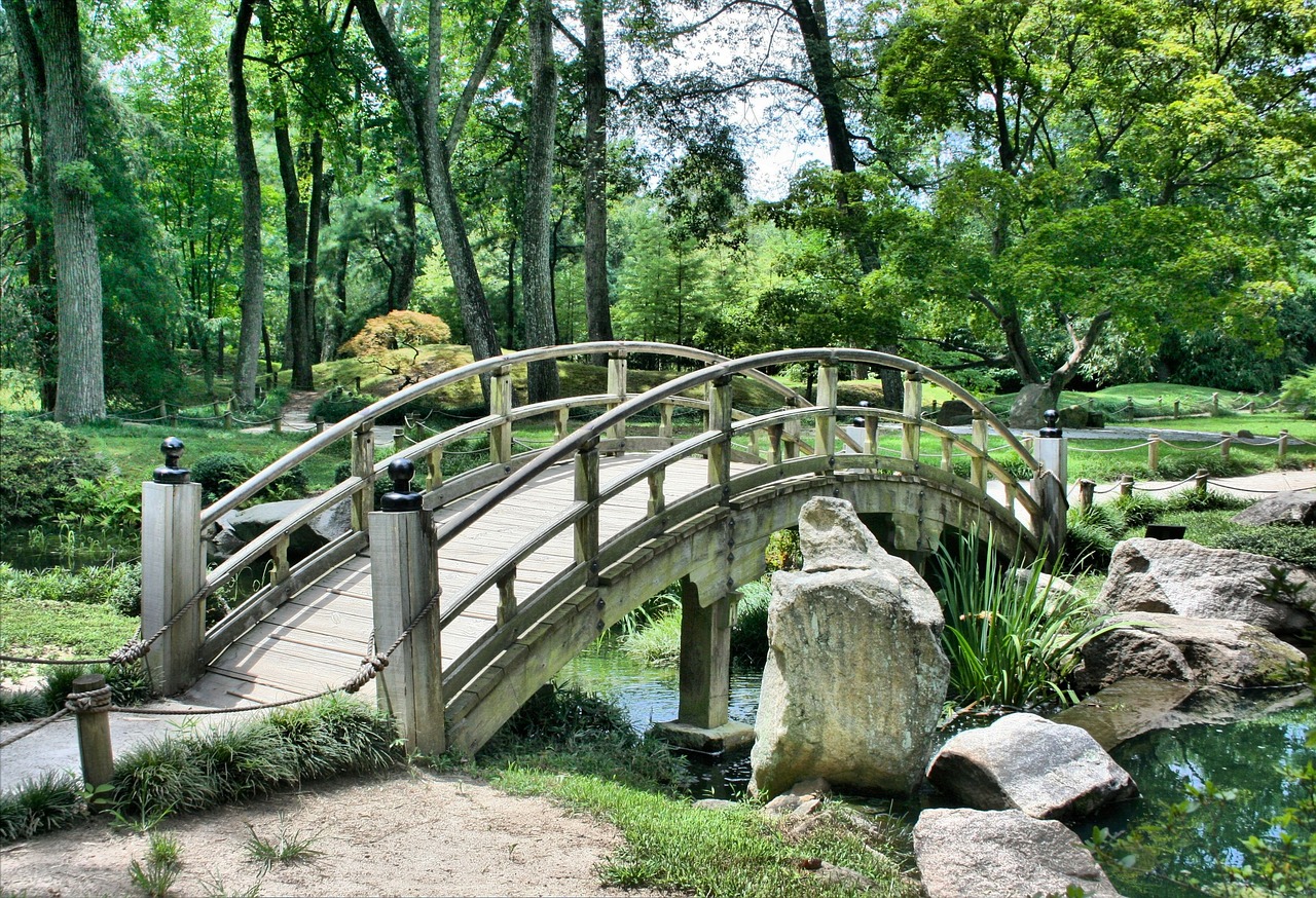 Rustieke bamboe waterpartij in Japandi tuin. Rustieke bamboe waterpartij in Japandi tuin.