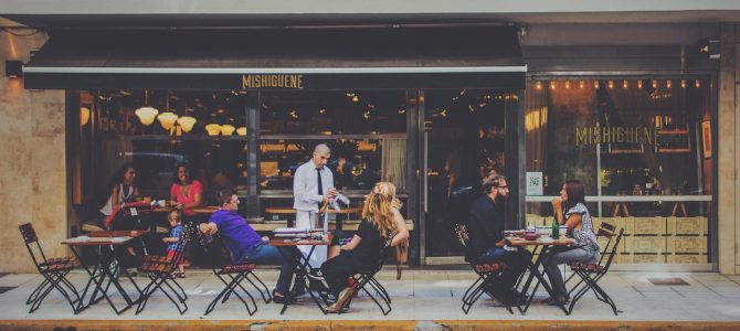 Organiseer een landelijke zomertafel: inspiratie voor al fresco dining
