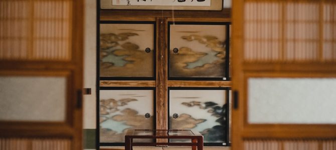 De kunst van minimalistische raamdecoratie met Japanse invloeden