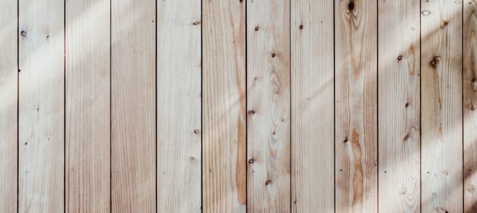 Tijdloze houten jaloezieën: combinatie van privacy en natuurlijk licht